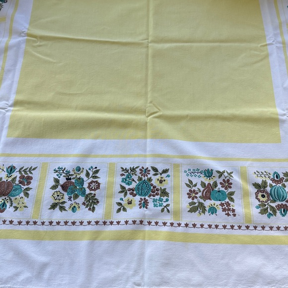 Vintage 1960s Yellow & White Tablecloth – Floral Border Print – 60” x 50” - Picture 7 of 14